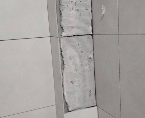 巴中市瓷砖空鼓维修公司分享下瓷砖施工前基层浇水润湿程度不足，可能导致以下问题